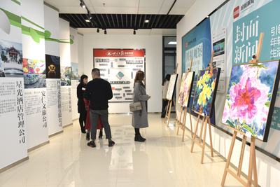 用&ldquo;花&rdquo;讀懂這座城 西部文化產(chǎn)業(yè)中心首場(chǎng)畫(huà)展揭幕